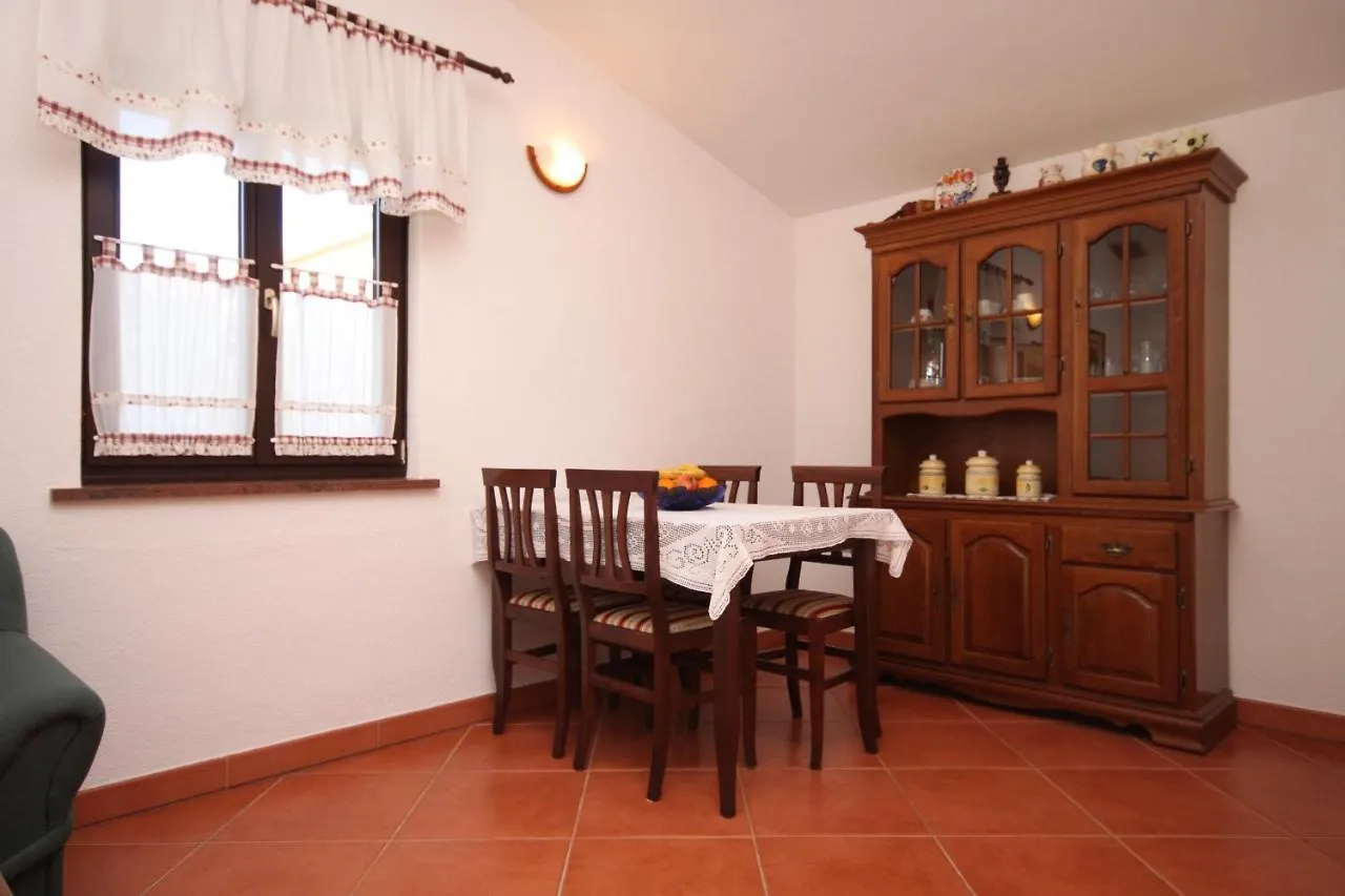 Apartment Umag 7666B 0*,  Croacia
